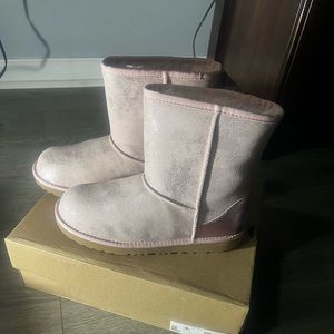 Ugg boots size 1 tan/ carb